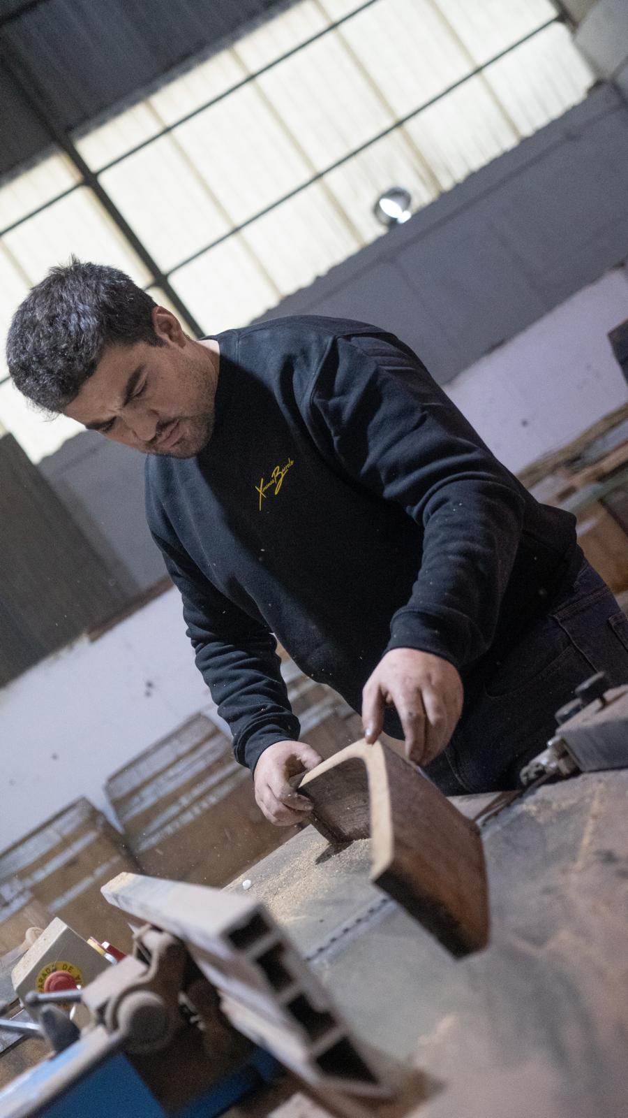 Maestro Tonelero trabajando